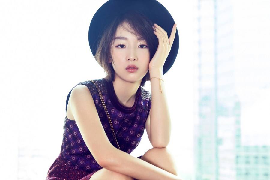 周冬雨短發(fā)時(shí)尚寫真曝光 大玩拼色單品俏皮可愛