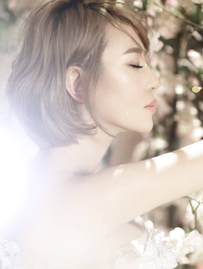 馬麗寫(xiě)真大玩性感 小露香肩鎖骨迷人