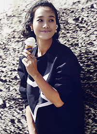 主持人朱丹初秋寫真街拍 俏皮詮釋英倫范兒