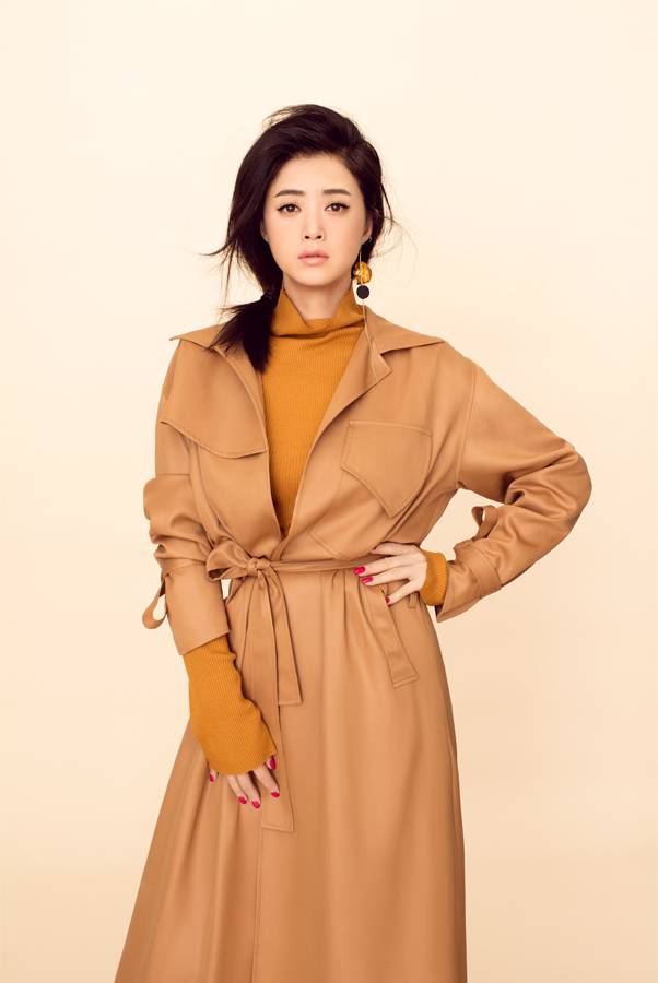 蔣欣時(shí)尚大片曝光 長款風(fēng)衣難掩優(yōu)雅氣質(zhì)