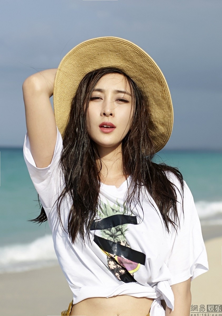 演員馬蘇海邊風(fēng)情十足寫(xiě)真 演員馬蘇海邊風(fēng)情十足寫(xiě)真