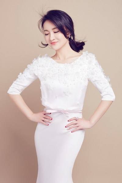 演員鄭逸桐寫(xiě)真圖片 雅致長(zhǎng)裙自然隨性