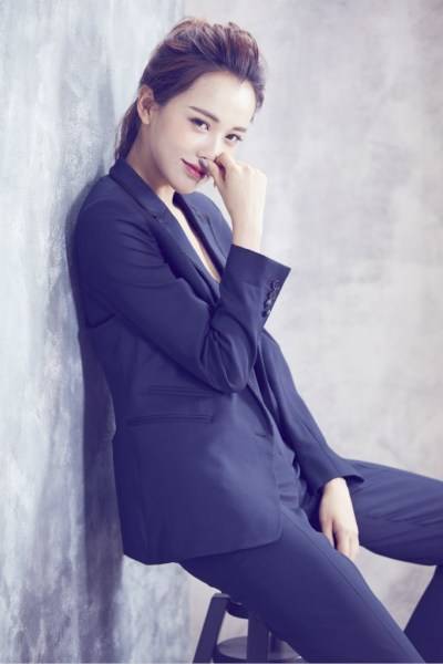 黃一琳曝最新寫真圖片 深V西裝顯&ldquo;總攻&rdquo;氣勢(shì)