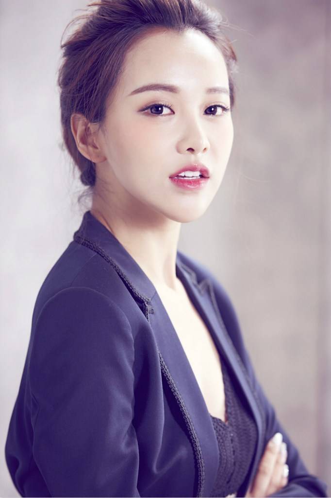 黃一琳曝最新寫真圖片 深V西裝顯&ldquo;總攻&rdquo;氣勢