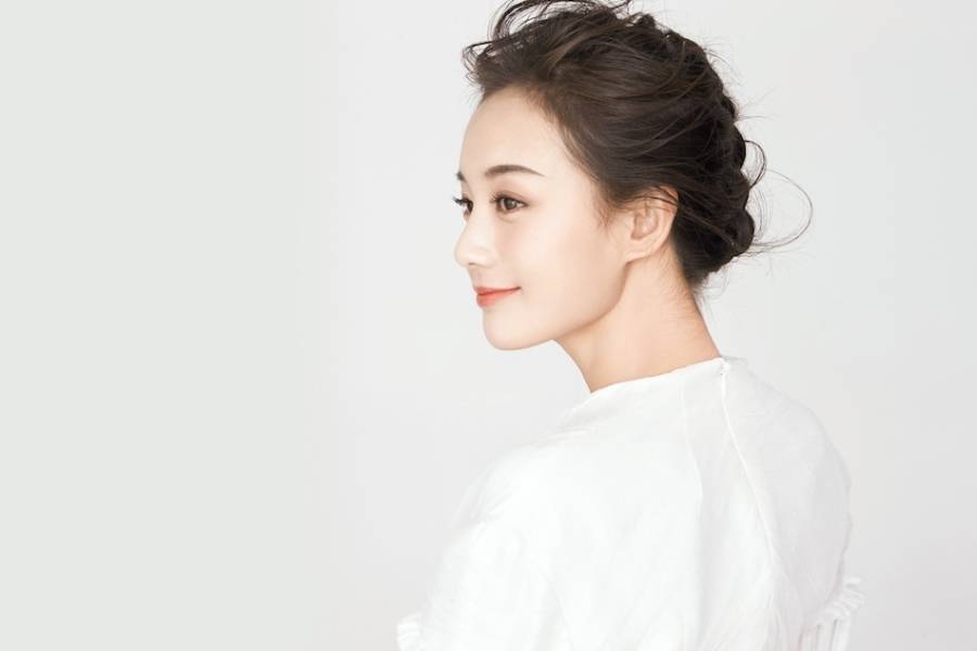 李一桐最新寫真圖片 甜美清新側(cè)顏迷人