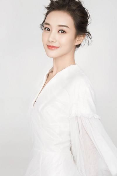 李一桐最新寫真圖片 甜美清新側(cè)顏迷人