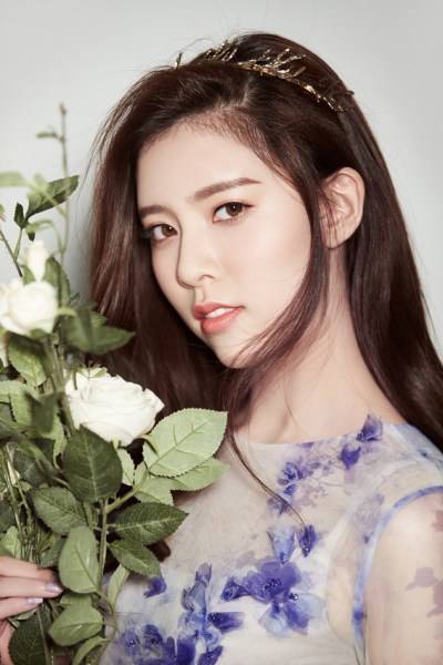 宋妍霏完美側(cè)顏寫真曝光 清新少女風(fēng)仙氣十足