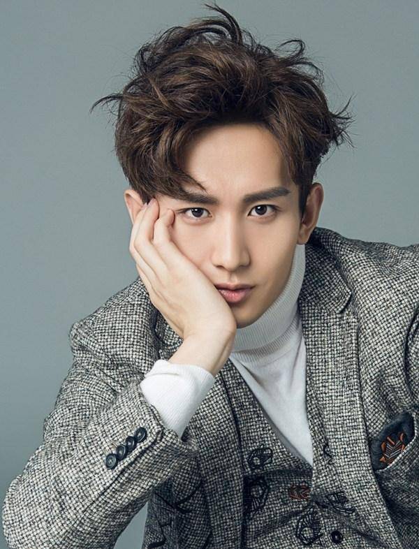 演員成毅雜志寫真照片 演繹別樣的慵懶午后