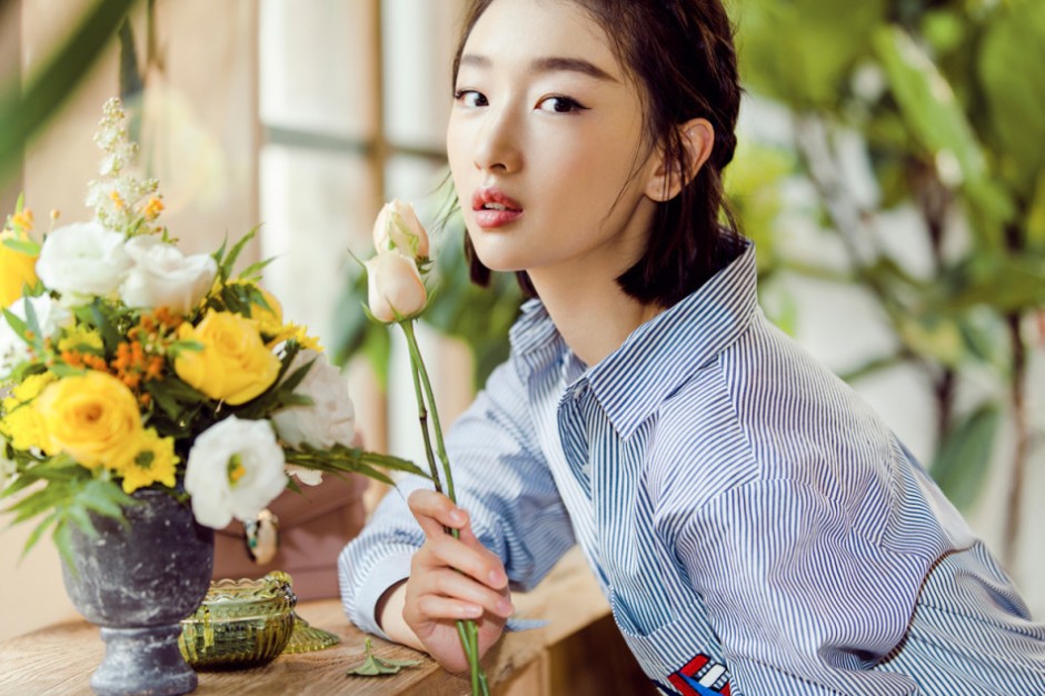 周冬雨短發(fā)時(shí)尚寫真曝光 大玩拼色單品俏皮可愛