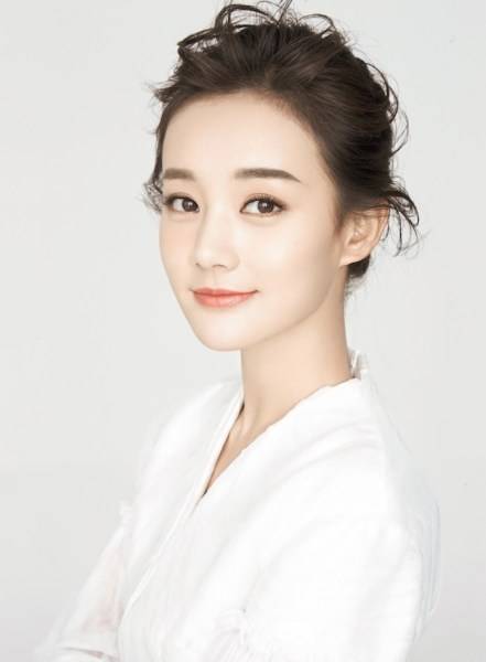 李一桐最新寫真圖片 甜美清新側顏迷人