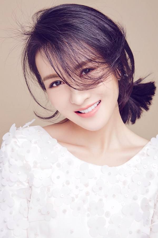 演員鄭逸桐寫真圖片 雅致長裙自然隨性