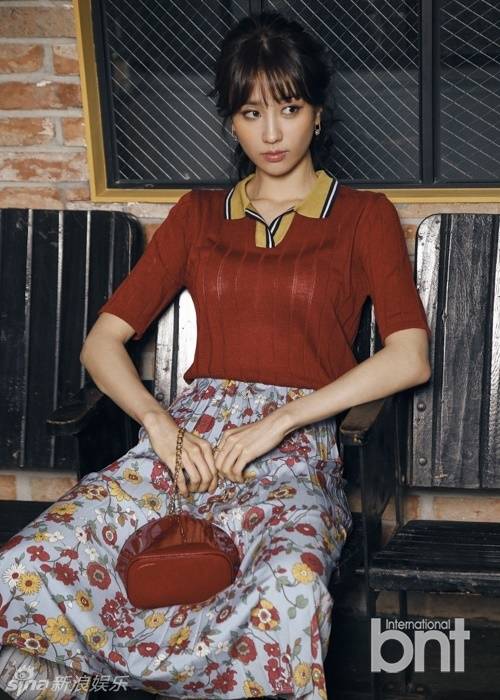 韓星樸河宣春裝時(shí)尚寫真 復(fù)古迷人露美腿