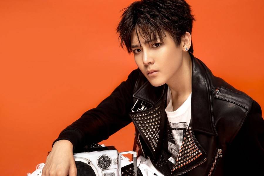 侯明昊酷帥寫真大片 冷眸俊顏碰撞濃烈色彩