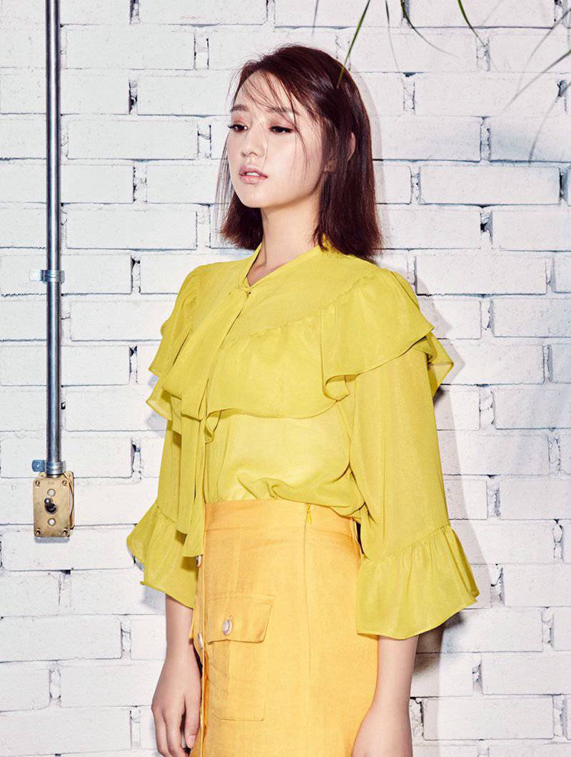 金智媛短發(fā)精美寫(xiě)真曝光 手捧鮮花變身氣質(zhì)女神