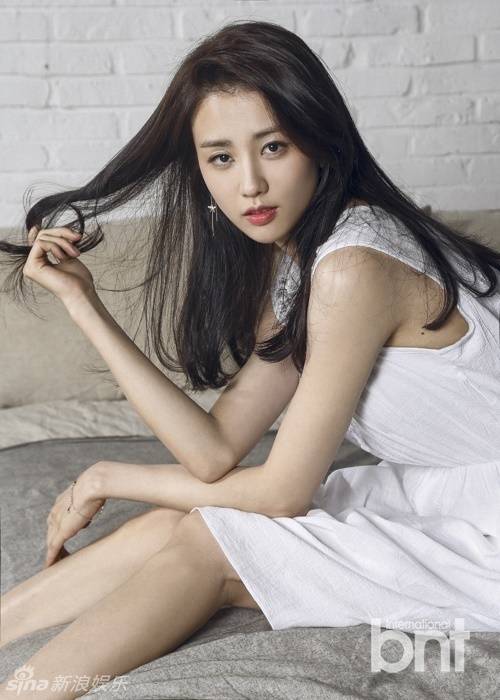 韓星樸河宣春裝時(shí)尚寫真 復(fù)古迷人露美腿