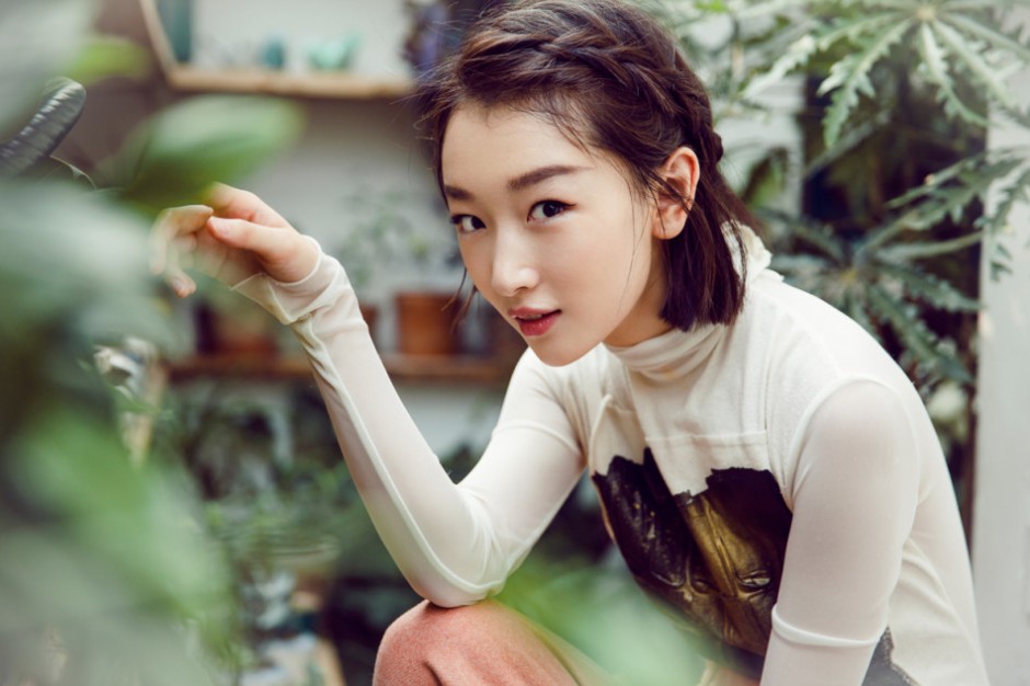 周冬雨短發(fā)時尚寫真曝光 大玩拼色單品俏皮可愛