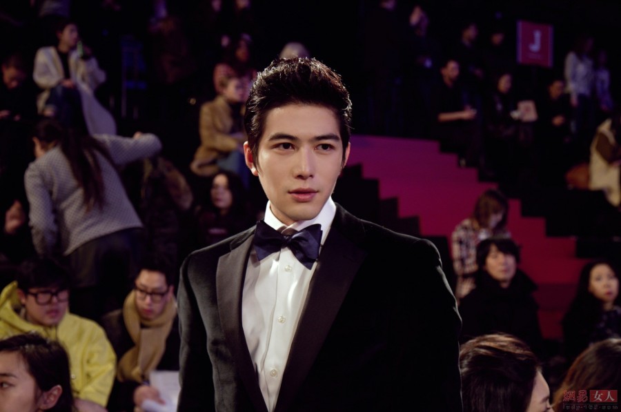 陳學(xué)冬活動(dòng)禮服帥氣照片