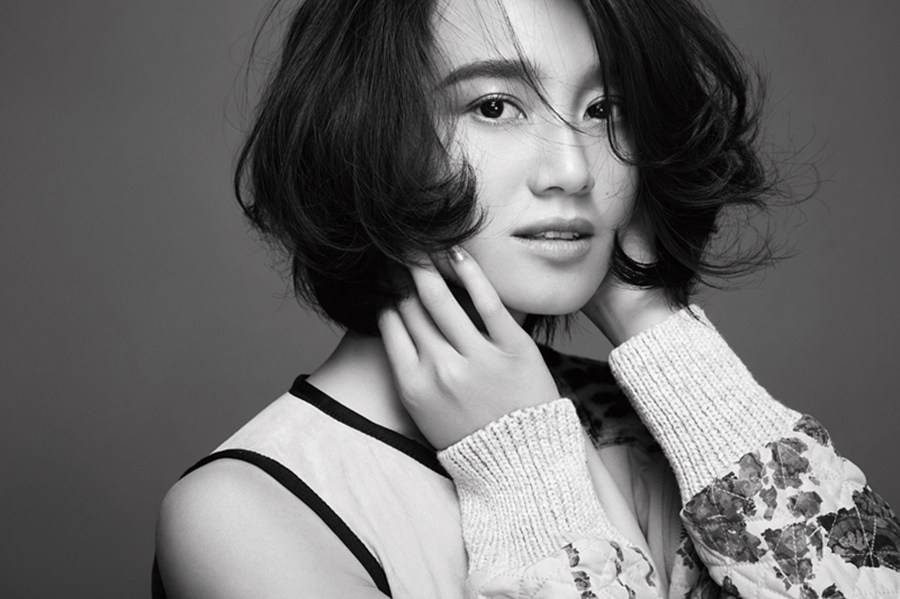 主持人朱丹黑白寫(xiě)真 一身迷彩服上演側(cè)顏殺