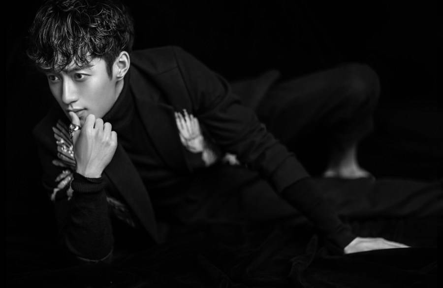 男演員張鑫黑白寫真大片 眼神深邃極具紳士誘惑