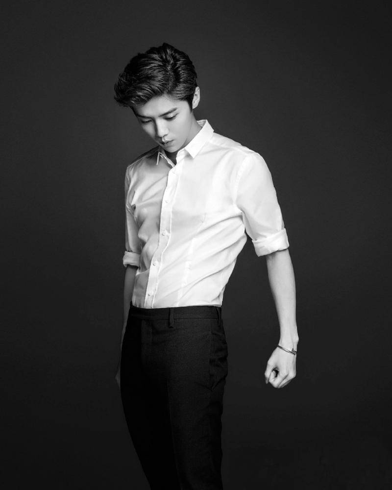 鹿晗黑白寫真時(shí)尚范十足 又被&ldquo;撩&rdquo;了