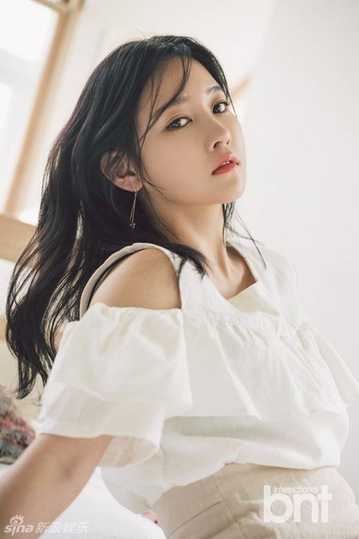 樸昭妍拍攝性感寫真圖片 香肩細(xì)腿身姿撩人