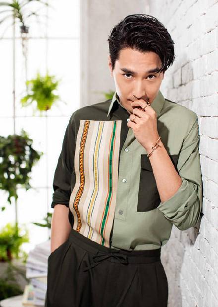 趙又廷時尚寫真圖片 濃濃秋意顯暖男氣質(zhì)