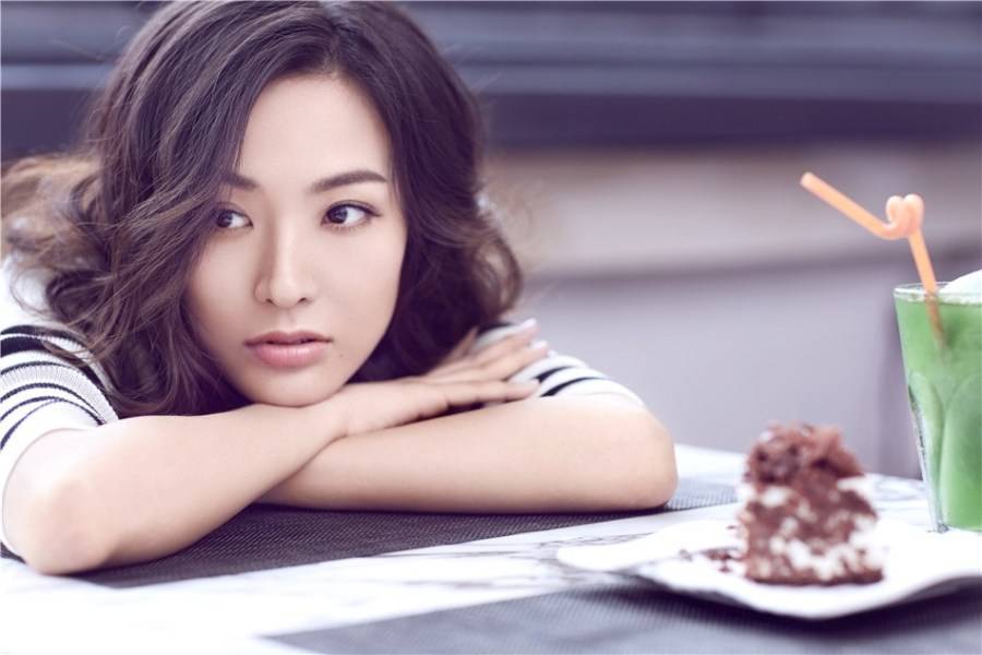 鄭羅茜最新寫真圖片 簡潔裝扮顯熟女范兒