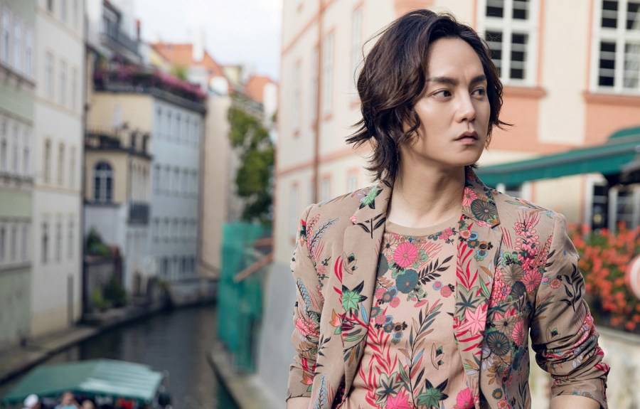 演員尹正時(shí)尚寫真曝光 布拉格街拍演繹浪漫風(fēng)情