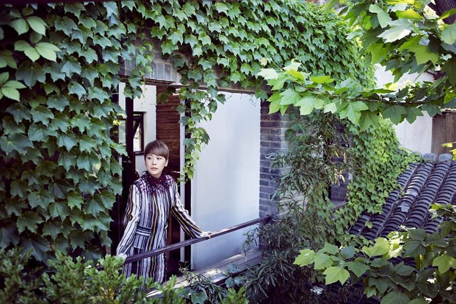 內(nèi)地演員海清寫真照 簡(jiǎn)約空靈文藝十足