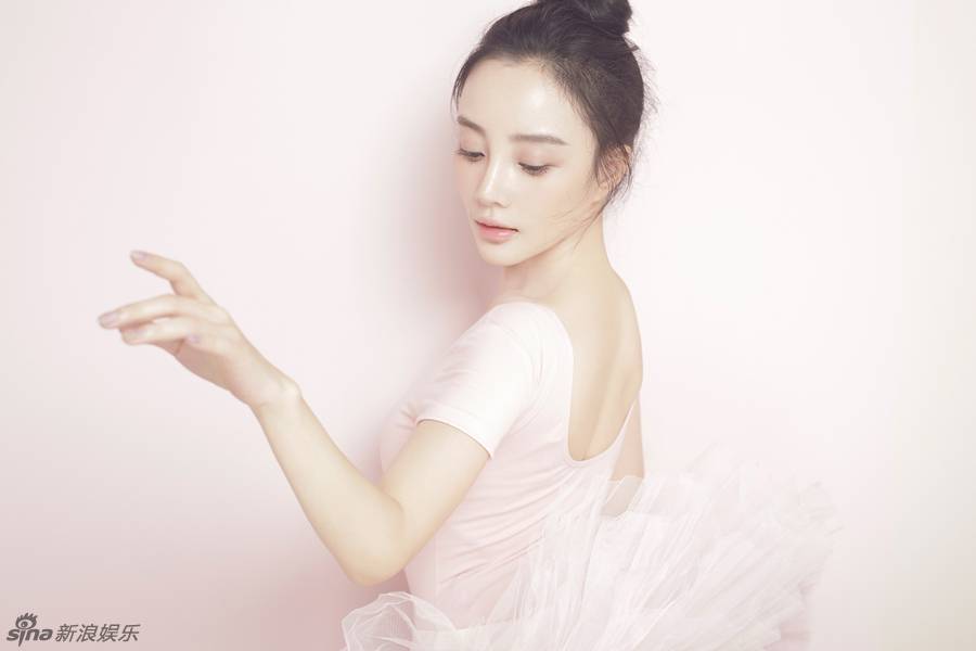 李小璐芭蕾寫真優(yōu)雅動人 文藝范妙態(tài)絕倫