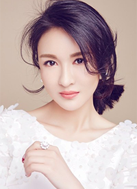 演員鄭逸桐寫真圖片 雅致長裙自然隨性”