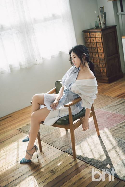 樸昭妍拍攝性感寫(xiě)真圖片 香肩細(xì)腿身姿撩人
