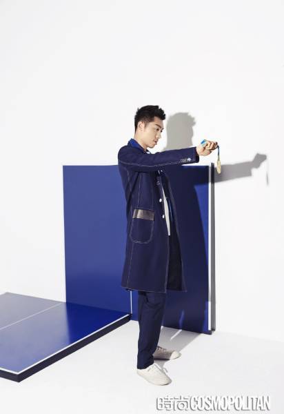 劉國(guó)梁馬龍最新寫真曝光 慘遭徒弟“捆綁”