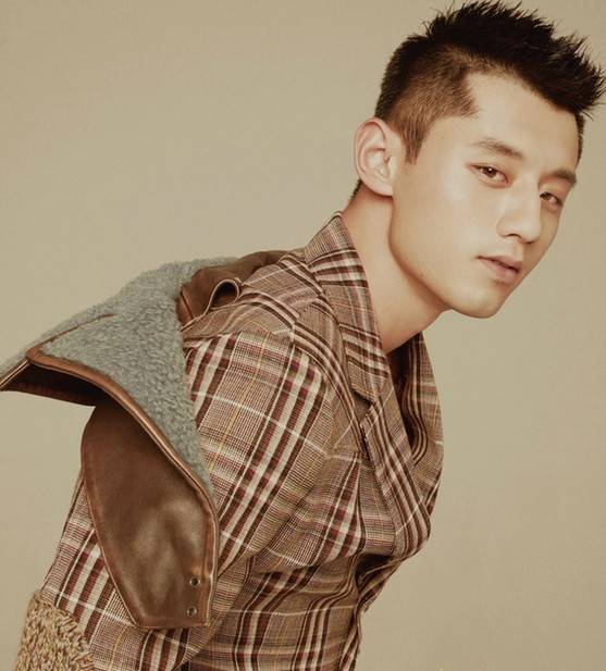 張繼科初秋時(shí)尚大片曝光 吐舌撩妹帥氣不減