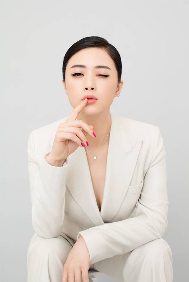 蔣欣時尚大片曝光 長款風衣難掩優(yōu)雅氣質(zhì)