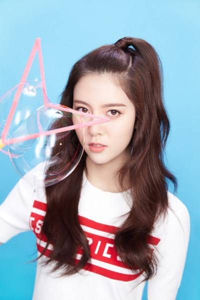 CC宋妍霏萌系少女寫真 簡約時尚夢幻來襲