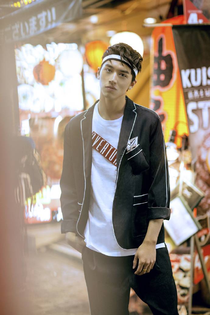 小鮮肉許魏洲時(shí)尚畫(huà)報(bào) 眼神殺奪人心魄直擊少女心