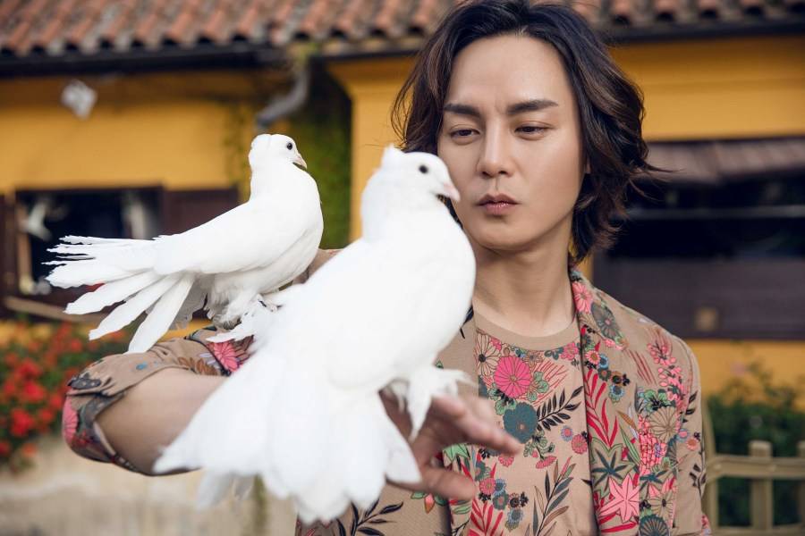 演員尹正時尚寫真曝光 布拉格街拍演繹浪漫風情