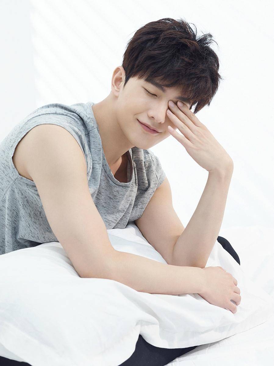 楊洋時尚寫真大片 極簡造型定格青春模樣