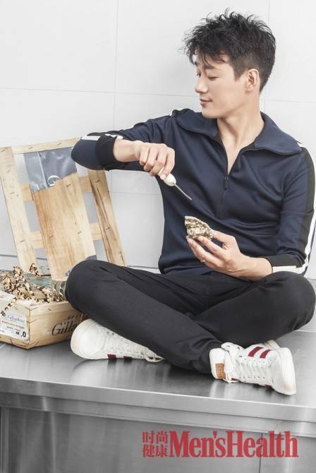 佟大為雜志封面大片曝光 化身&ldquo;性感廚男&rdquo;秀腹肌