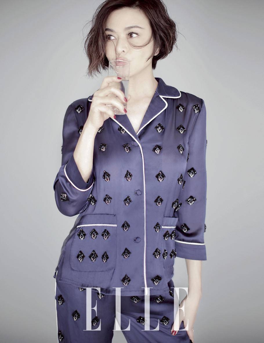 關(guān)之琳封面寫(xiě)真大片 裸妝登場(chǎng)清新純美