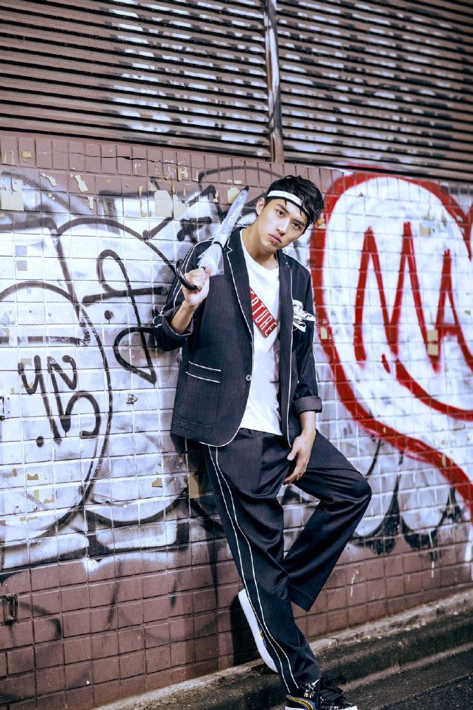 小鮮肉許魏洲時(shí)尚畫報(bào) 眼神殺奪人心魄直擊少女心