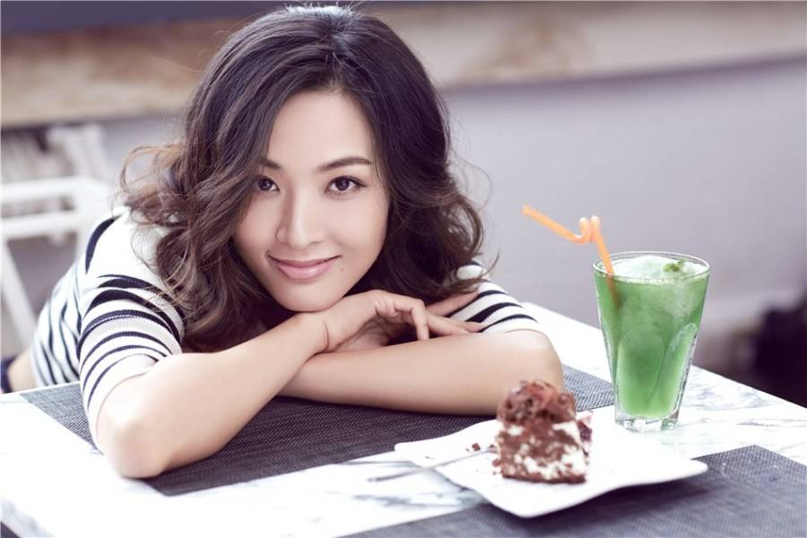 鄭羅茜最新寫真圖片 簡潔裝扮顯熟女范兒