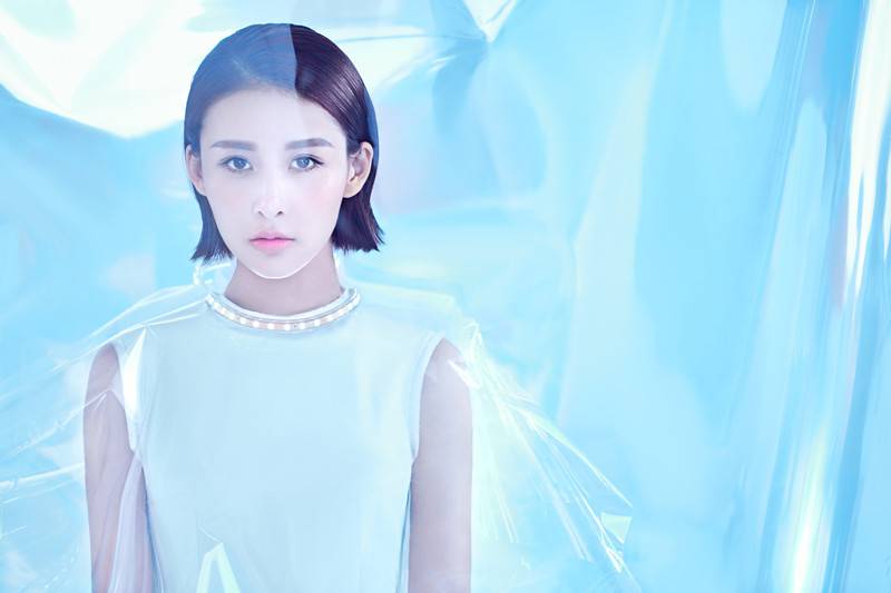 賈青時(shí)尚寫(xiě)真大片 造型炫酷未來(lái)感十足