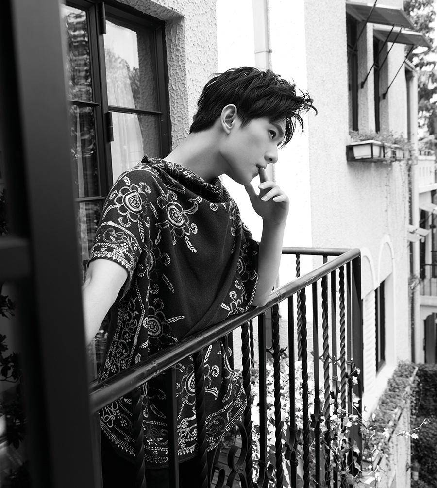 楊洋時尚寫真大片 極簡造型定格青春模樣