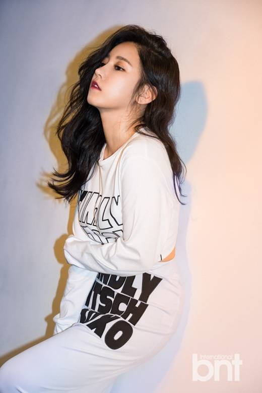 樸昭妍拍攝性感寫真圖片 香肩細腿身姿撩人