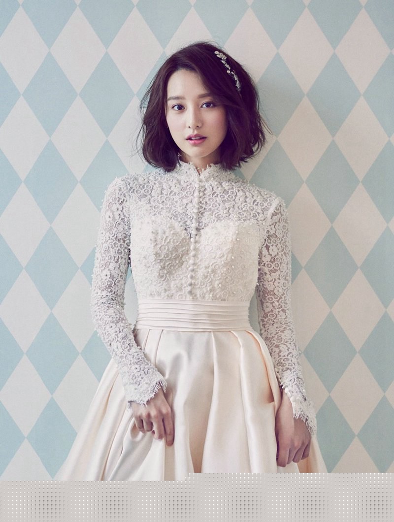 金智媛短發(fā)精美寫真曝光 手捧鮮花變身氣質(zhì)女神