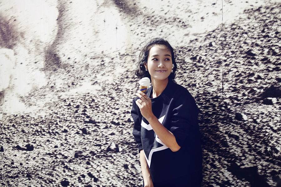 主持人朱丹初秋寫真街拍 俏皮詮釋英倫范兒