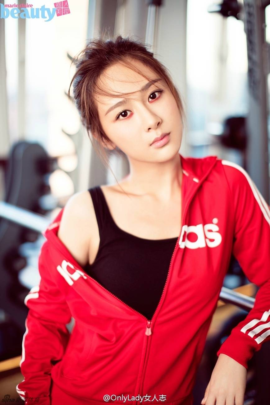 楊紫運動風寫真大片 青春洋溢元氣妝暖又美