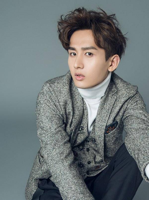 演員成毅雜志寫真照片 演繹別樣的慵懶午后